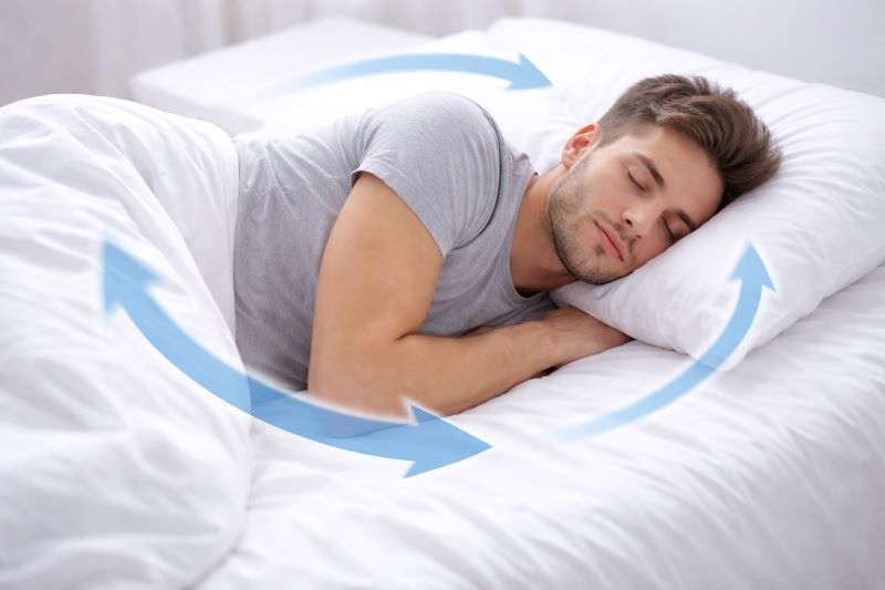 睡眠中に寝返りを打つ男性のイメージ|体位変換とマットレスの反発力