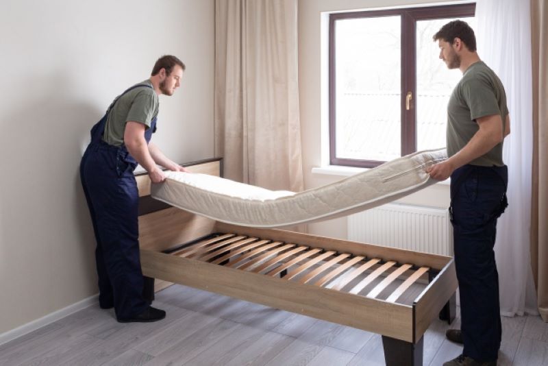 マットレスを動かしているイメージ