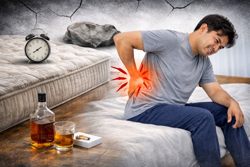 マットレスのへたりや生活習慣が原因で腰痛が悪化する様子を示したイメージ画像