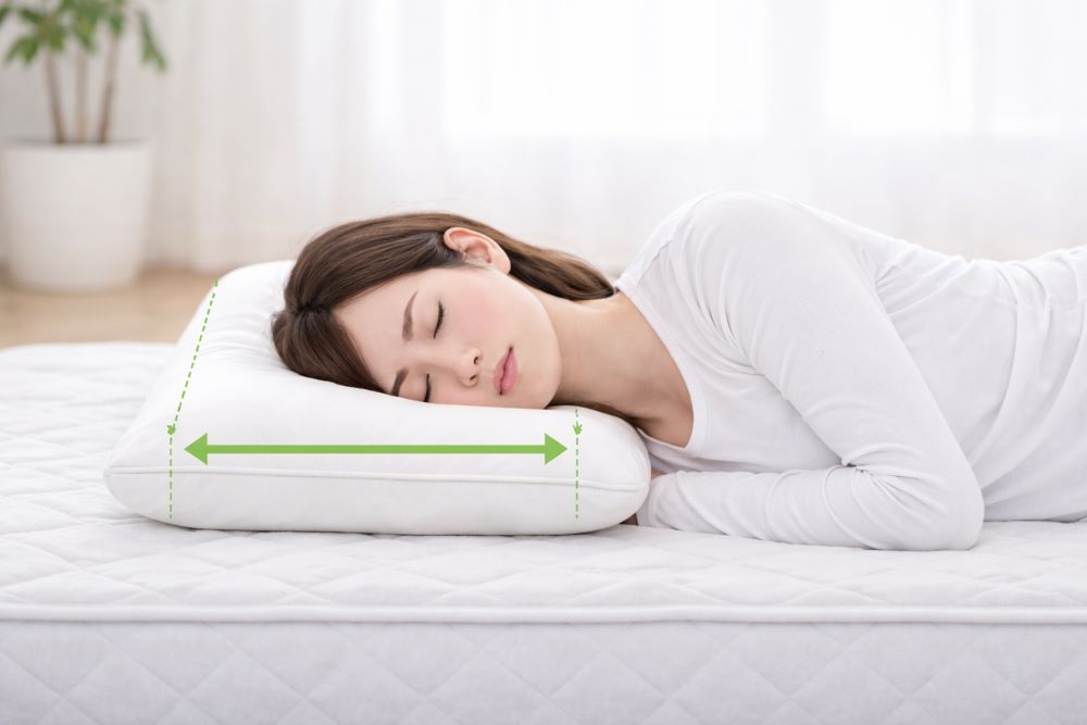 枕の高さを肩幅に合わせて調整した正しい寝姿勢のイメージ|首と背骨のバランス